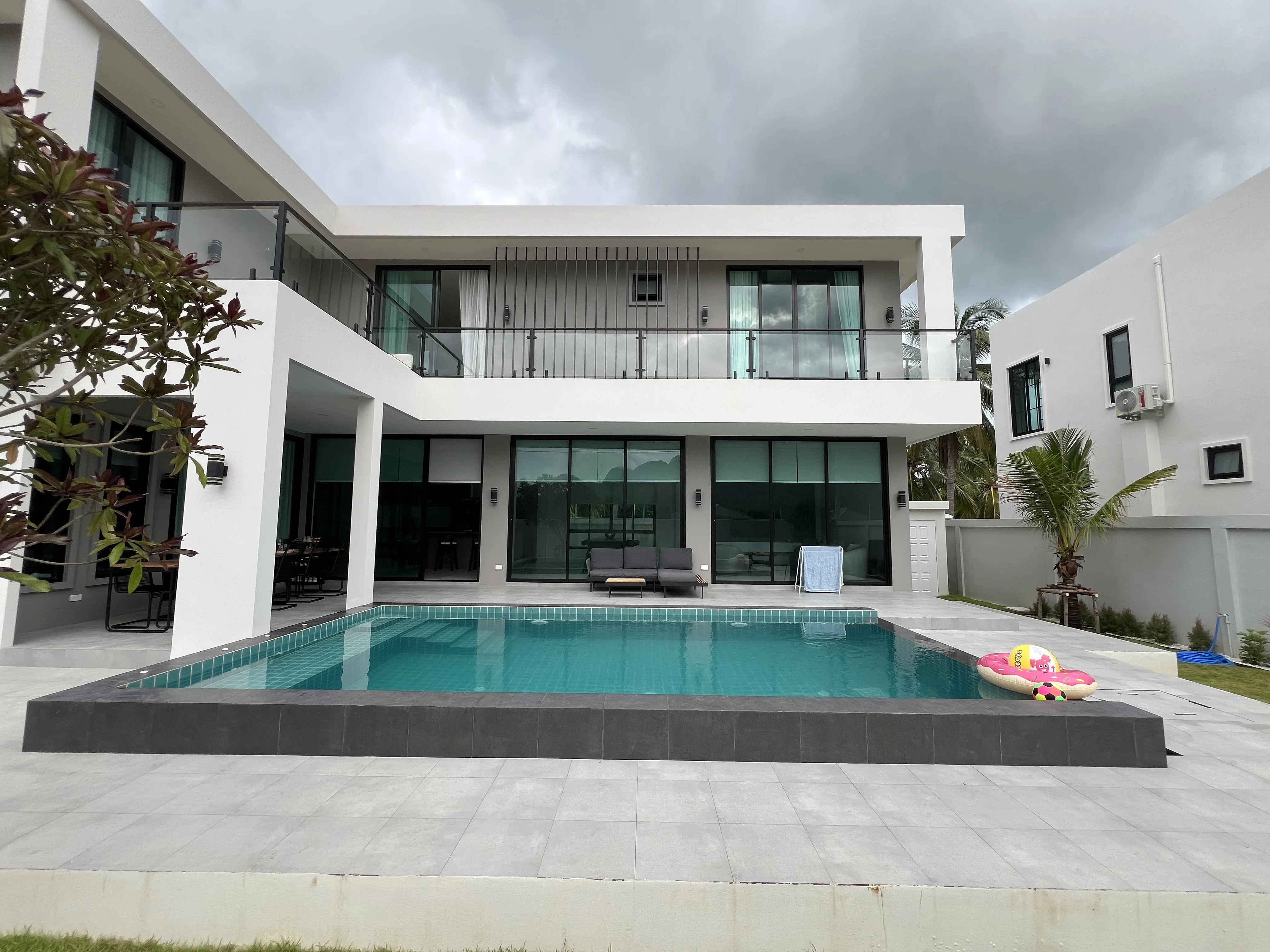 Zwembad en loungebank